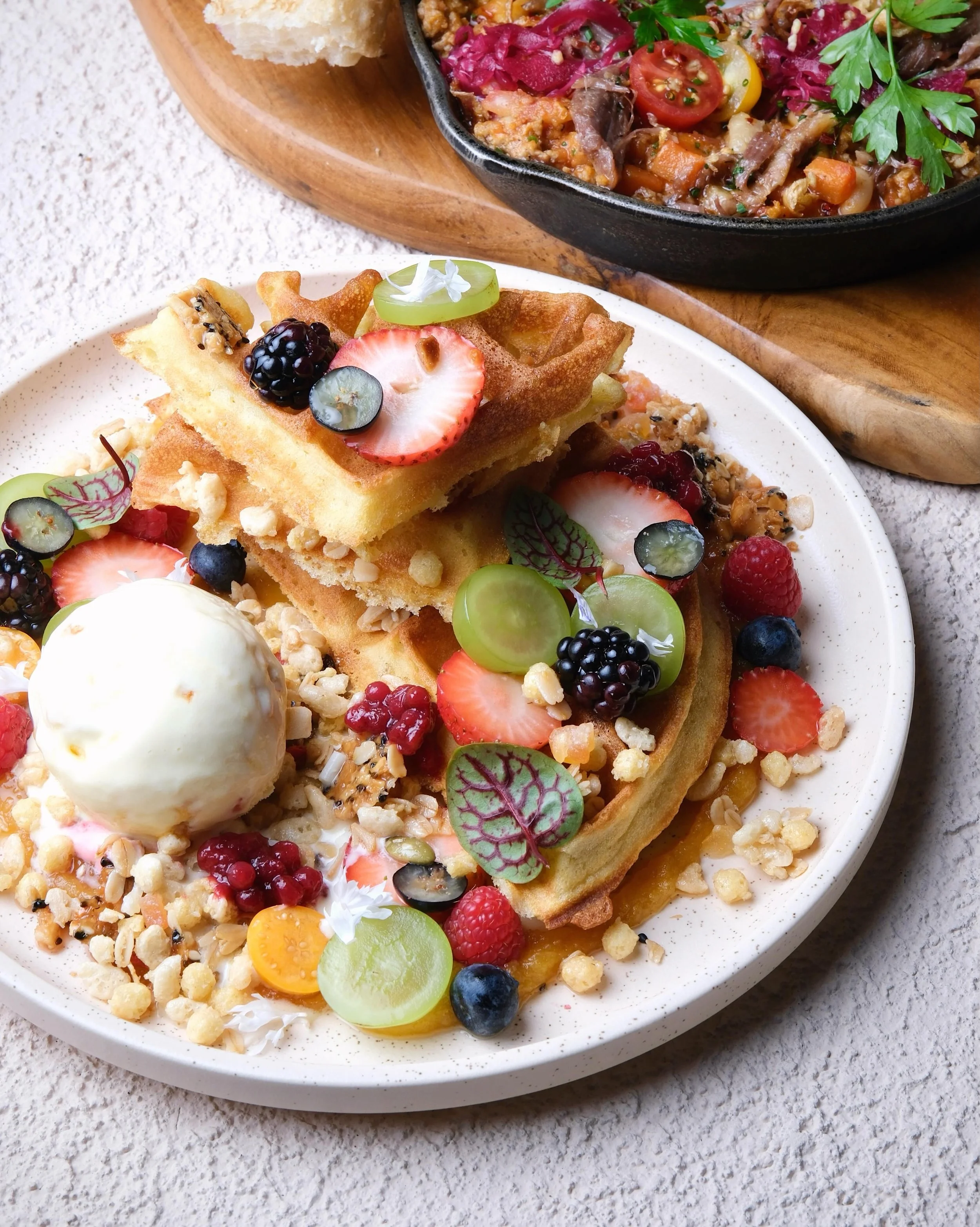 Our housemade waffles are the perfect sweet treat for your midweek perk-me-up 💪🏻