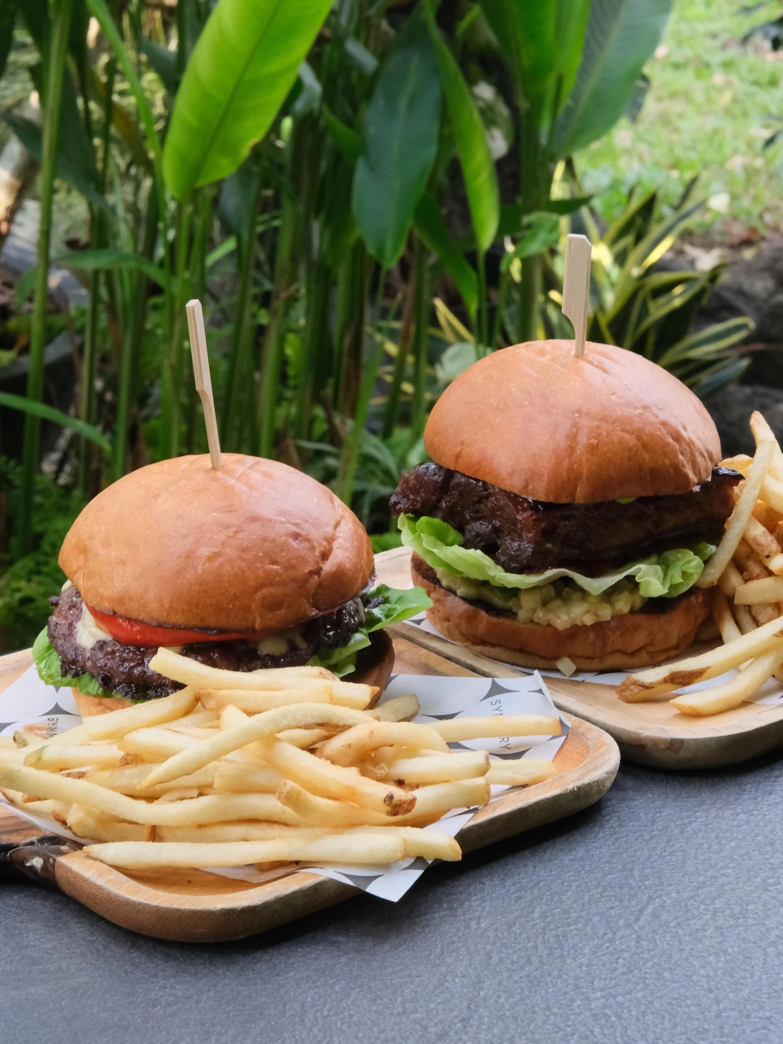 Golden buns, juicy patties and crispy fries! This combination just never go out of style 🙃
