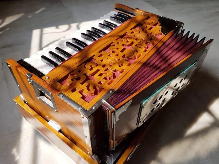 bhakti-mantra-yoga-harmonium-700x525.jpg