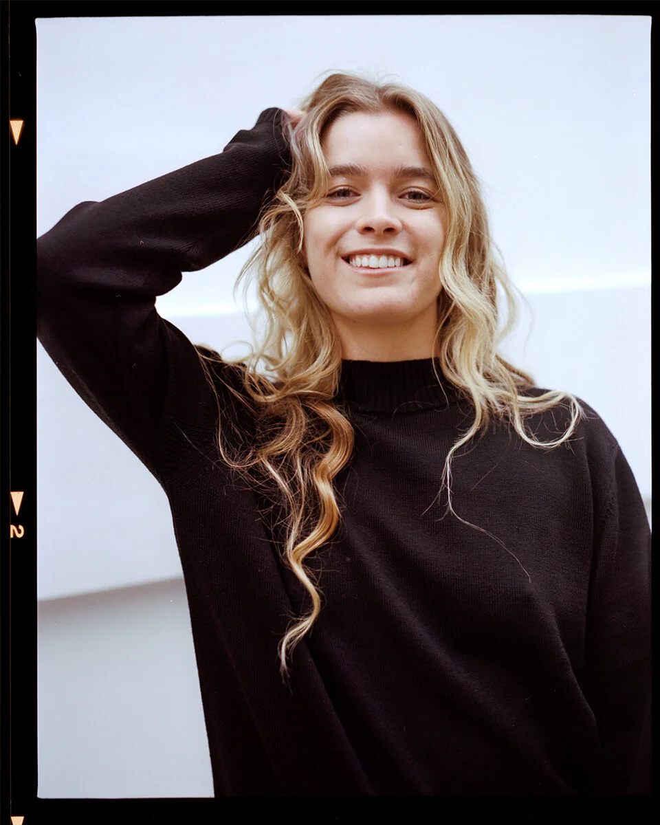 antibad_merz_b_schwanen_black_merino_sweater_front_detail.jpg