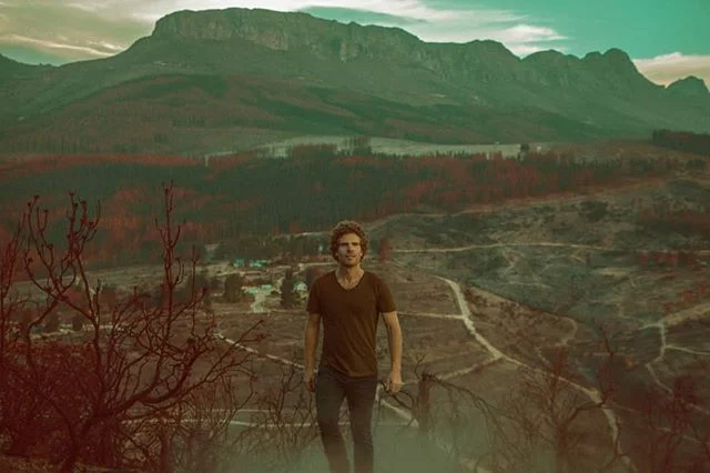 Im always a bit depressed waking up early for  a flight but what a pleasure waking up in a place like this.This shot of me on the farm was taken exactly one year ago at sunset.
#mountains #hory #majesticmountains  #krasny #beauty #wellingtonsa #music