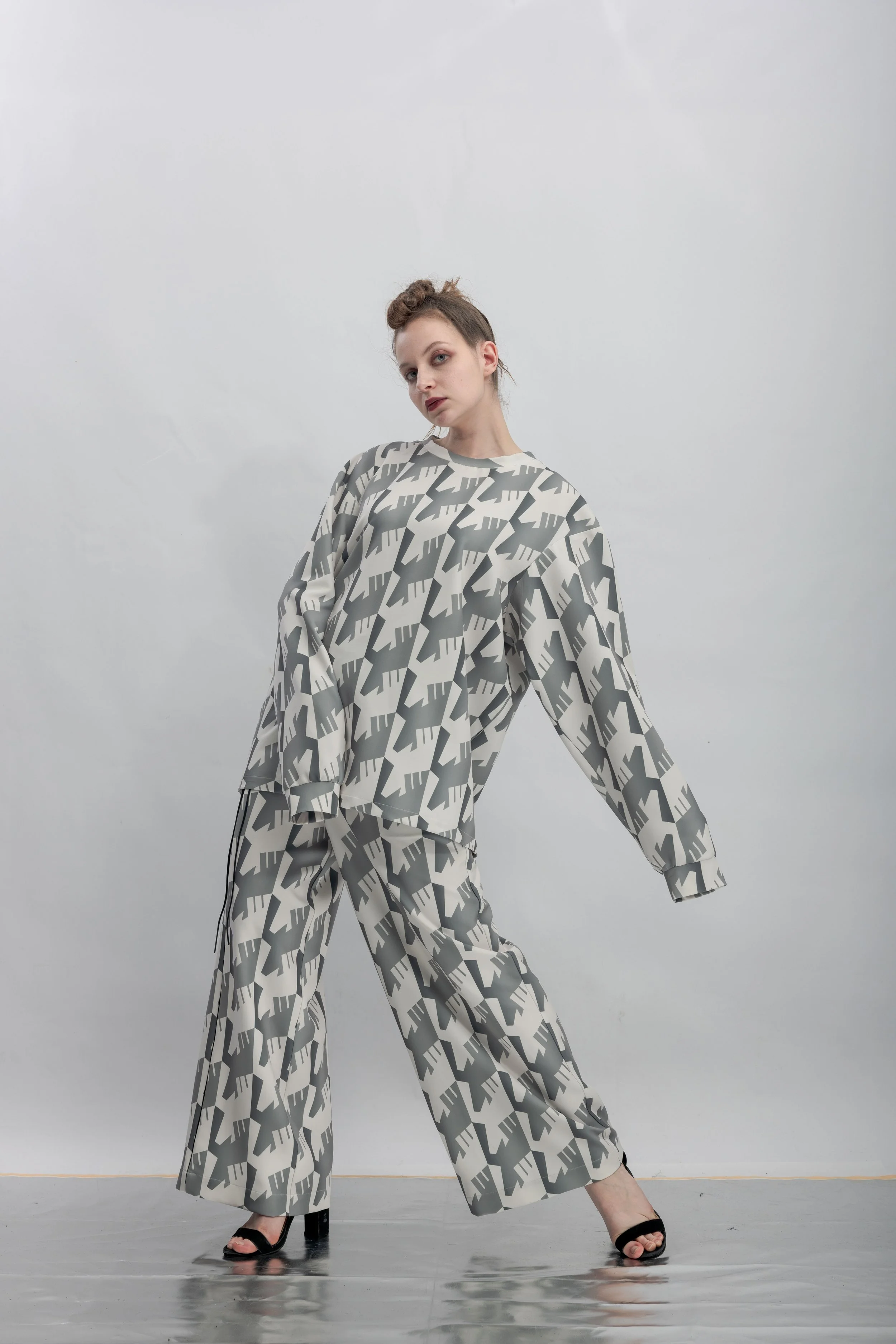 INF Raven Houndstooth Print Sweatshirt  Silent Gray (21).jpg