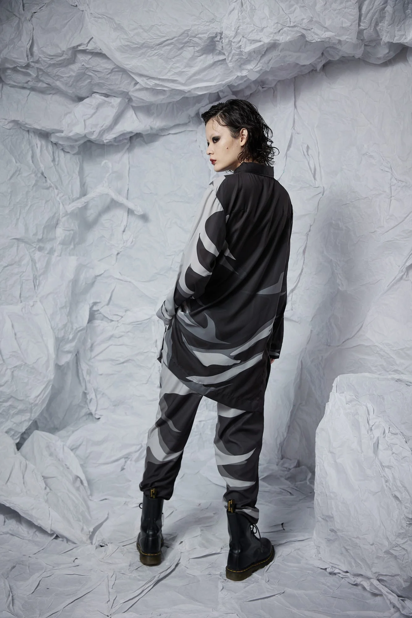 INF 2D黑印花經典襯衫 (7).jpg