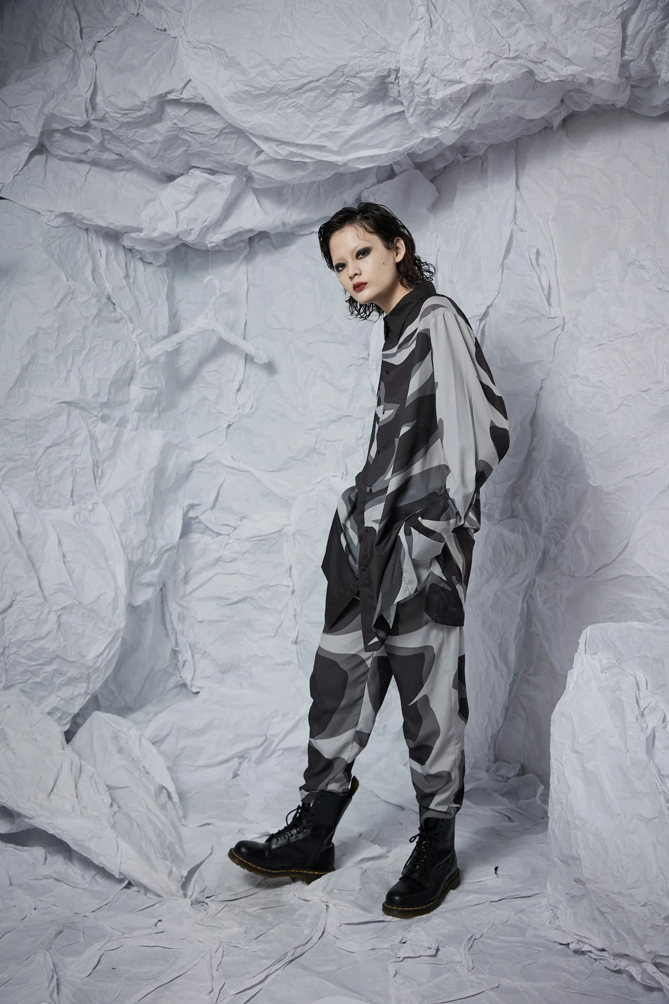 INF 2D黑印花經典襯衫 (3).jpg