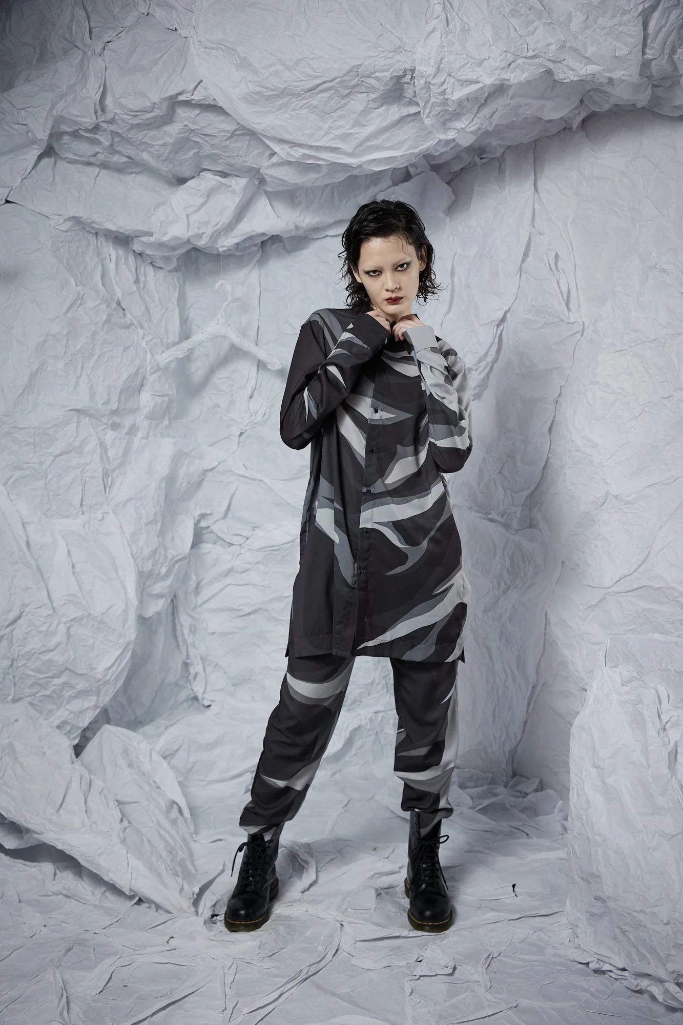 INF 2D黑印花經典襯衫 (5).jpg