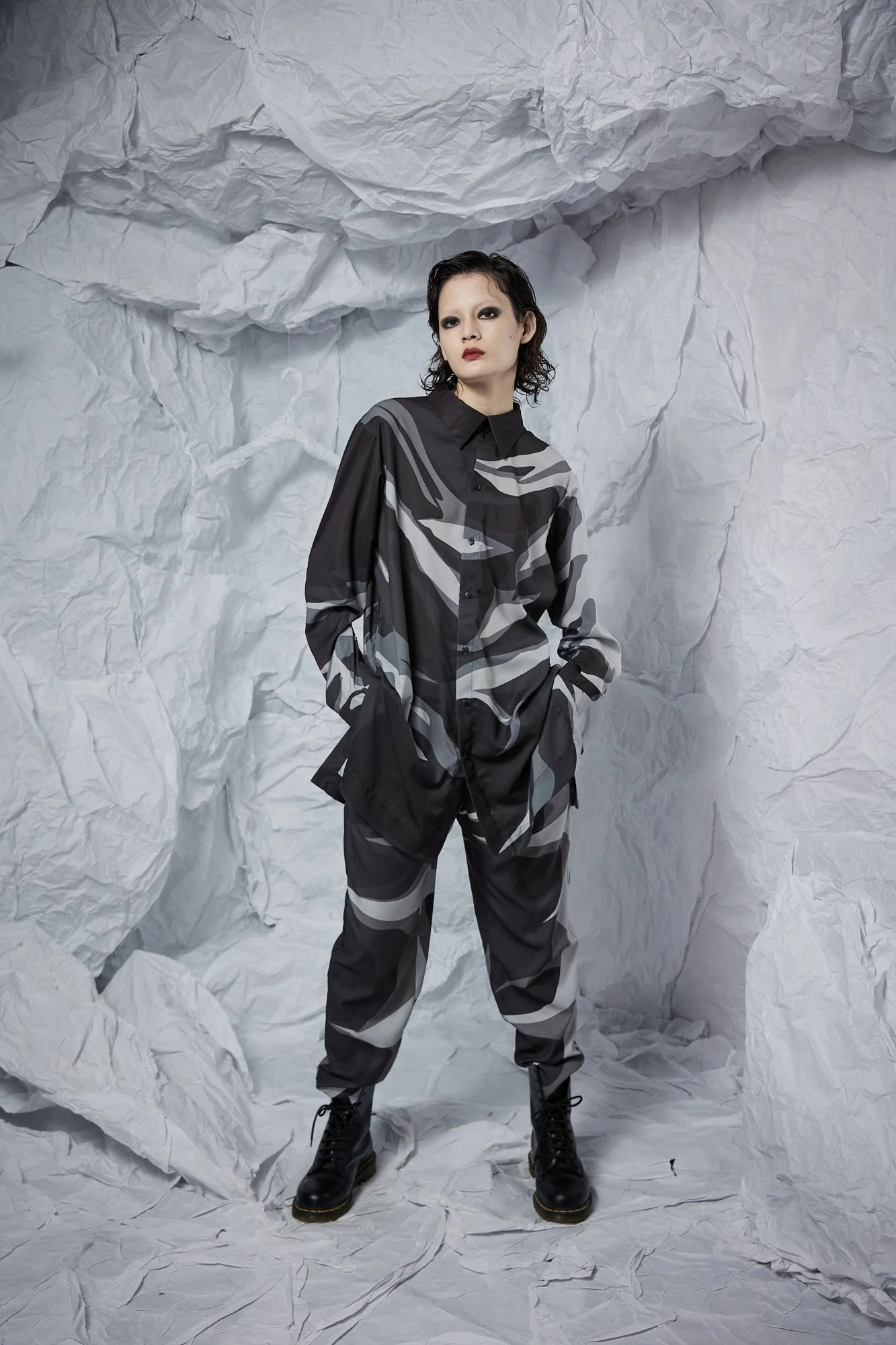 INF 2D黑印花經典襯衫 (4).jpg