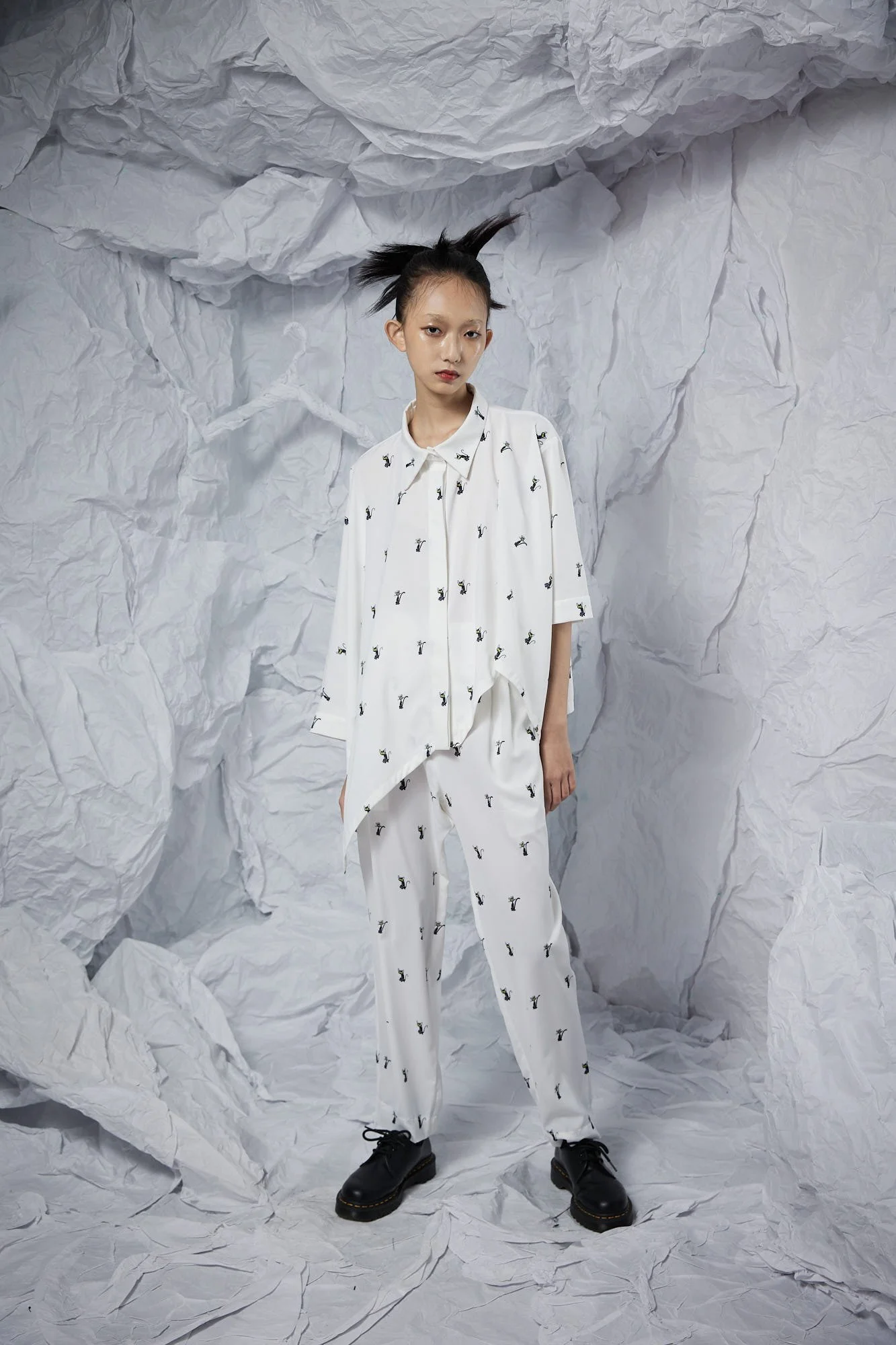 INF 《魔法阿媽》聯名款不對稱短袖襯衫 (1).jpg