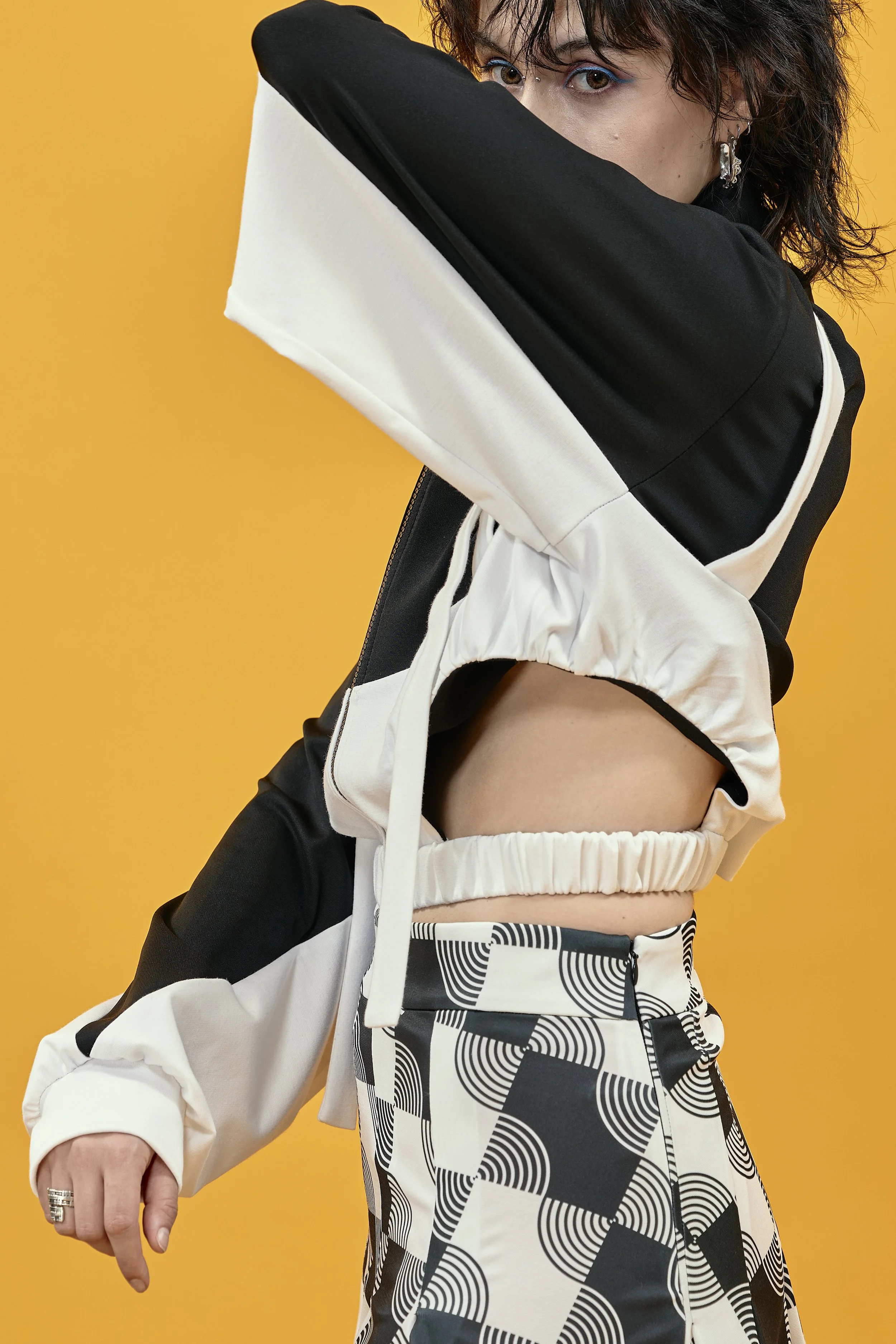 INFDARK Cropped Cut-Out Jacket  Black-White (16).jpg