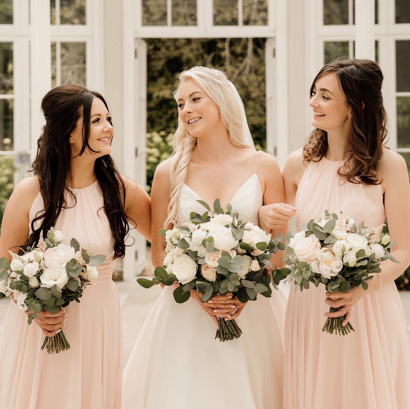 Girls club right here! Always love a happy little tribe of gal pals on a wedding and these girls brought the fun for sure. Such a classic shot that you just know will be treasured for years. Plus you must know me by now that I lurve the neutrals! Mor