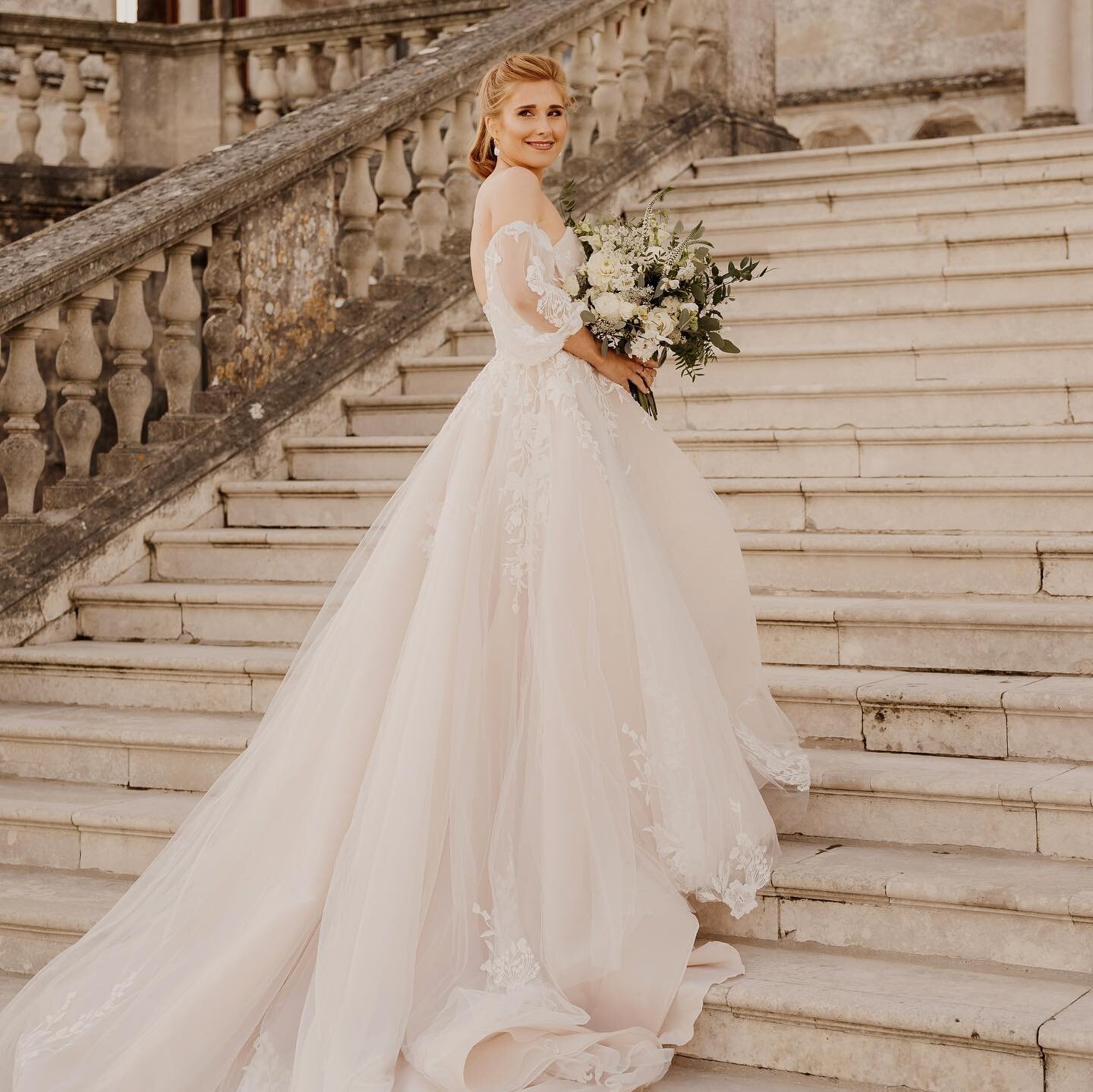 Ohhhh. My. Days! Does it get anyyy better! Lulworth Castle providing the beautiful background to a day styled to perfection with this bombshell casually bossing being a bride! I am SO happy to share some snippets from Hannah and George&rsquo;s incred