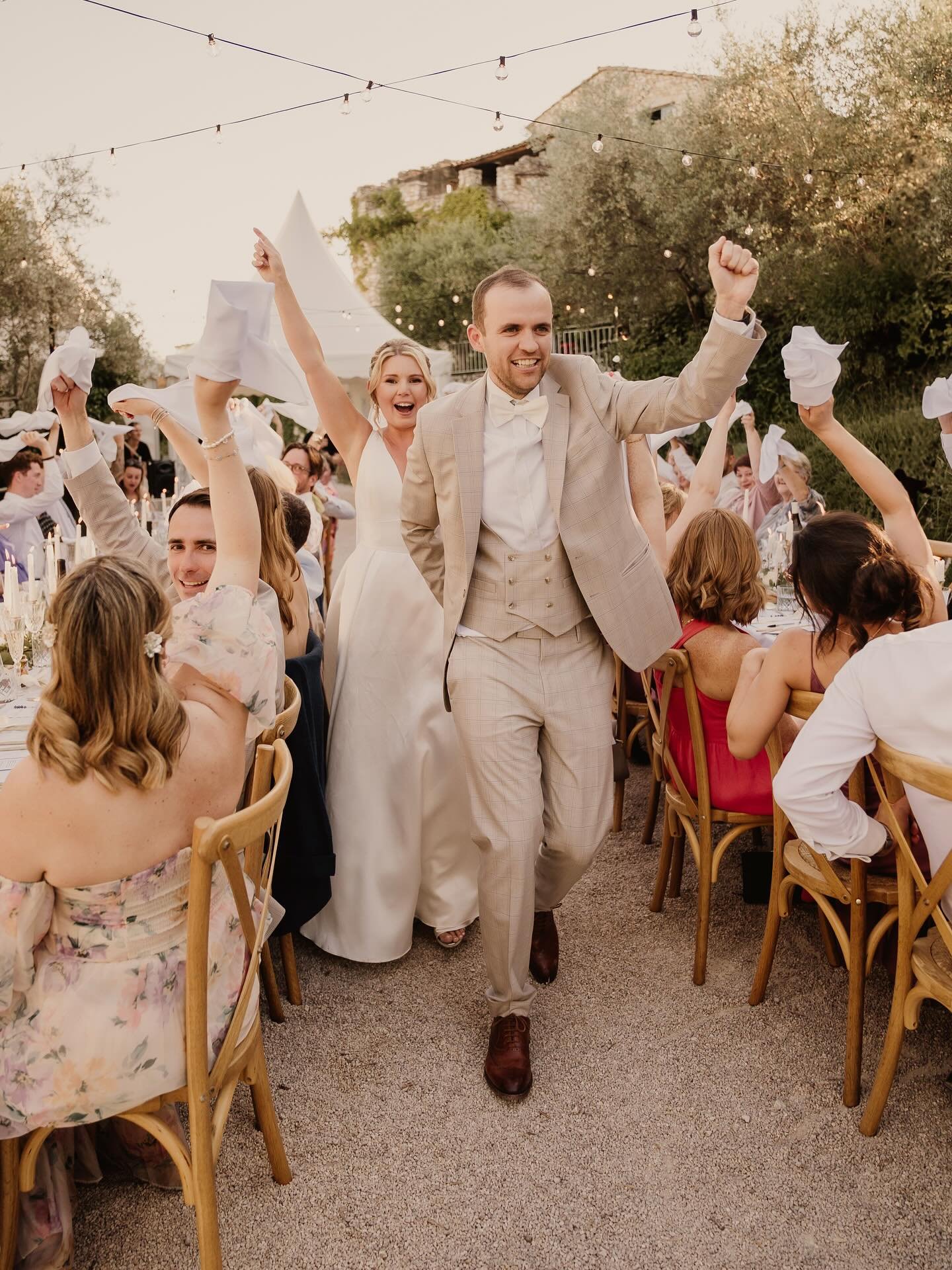 Had to round off with this iconic shot of the day coming through the tables to their favourite people with a favourite song! Is there anything better than an al fresco dinner with all the people you love from all across the world sat in the Provence 