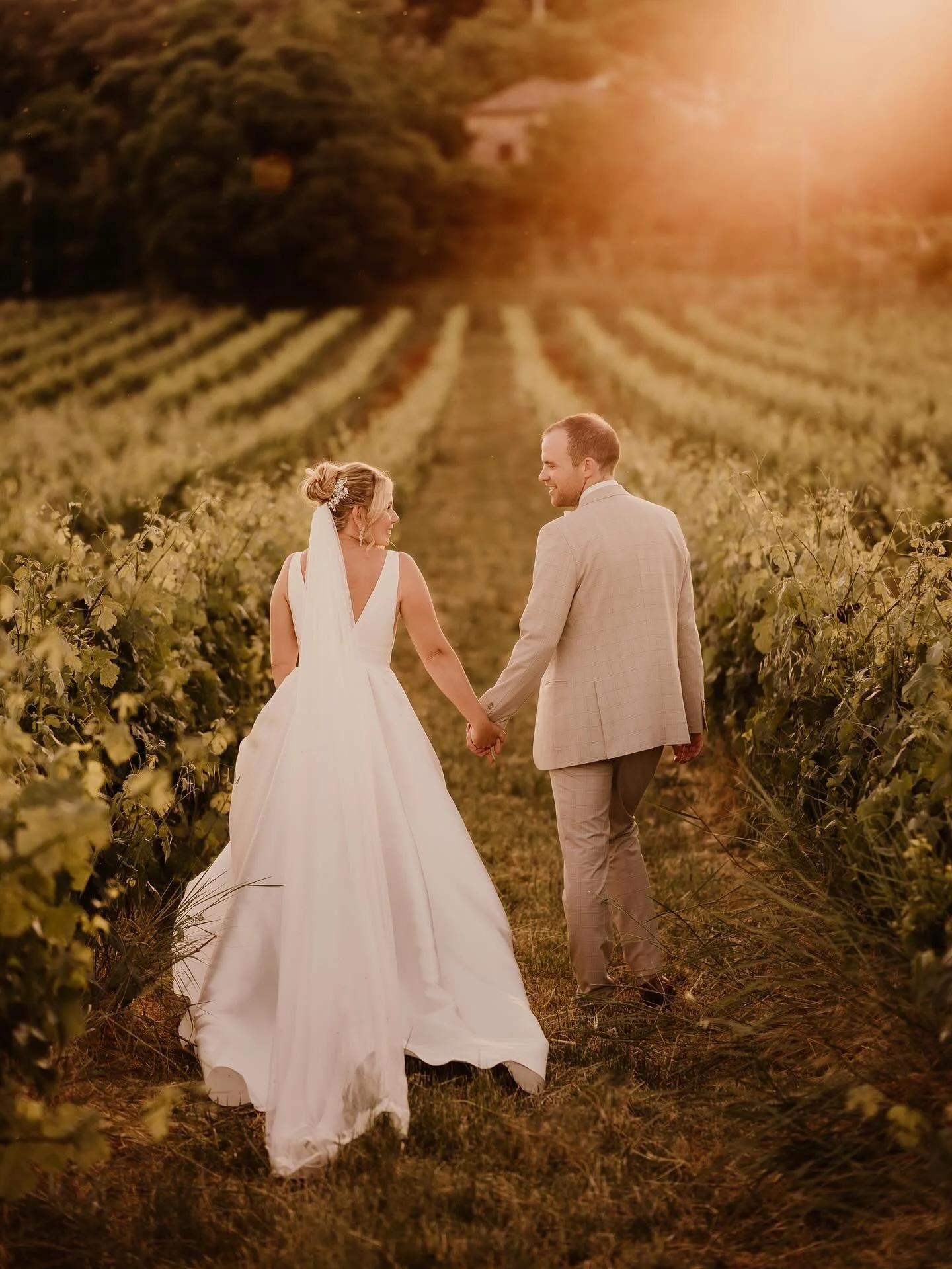 Oh my dayyyysss the light in France! I mean we had scorching sunshine all day (not always a photographers friend 😂) and this was the reward for sure! Give me a vineyard in Provence with a golden hour and my legs go to jelly. More joyful moments from