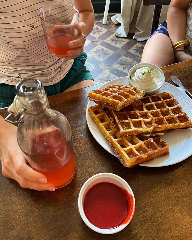 Le matin en douceur au @le.saint.hubert avec une citronnade au cerises de St Saturnin et des gaufres - tout maison, bien entendu ! #copines #jourdumarche #saintsaturninlesapt #lesainthubert #paysdapt #faitmaison #paysdapt #onatousbesoindusud #luberon