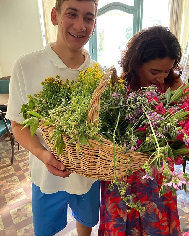 @jackbosco et @eullimacpich ont fait de la cueillette pour des bouquets au restaurant. Comment ramener la nature dans la salle ! #lesainthubert #provence #onatousbesoindusud #cueillettesauvage #paysdapt #luberon