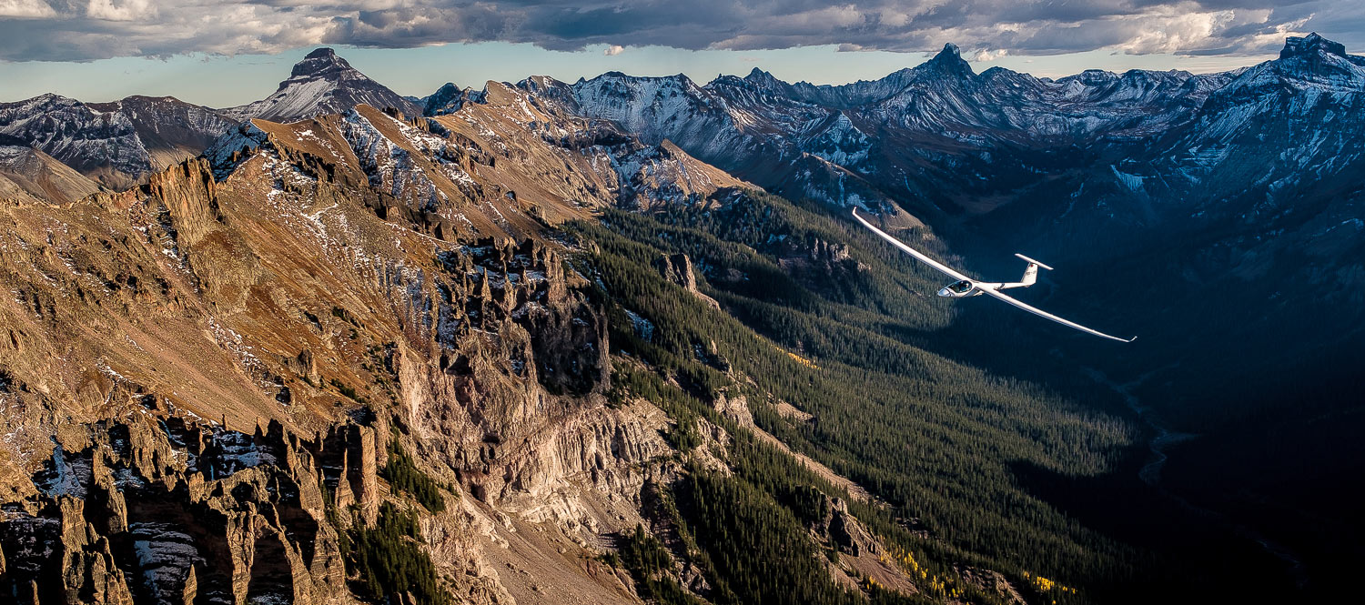 The majestic Rocky Mountains Colorado, I'm always looking for a dark area to contrast the often white aircraft. - Fujifilm X-Pro2 & XF23mm F1.4 - f4.5, 200ISO, 1000th