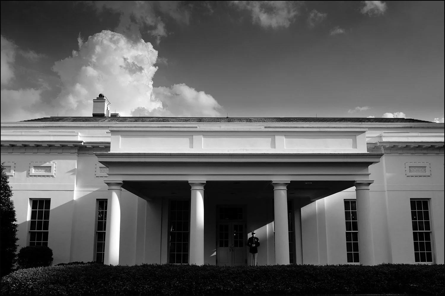 A Marine Sentry posted outside the entrance to the West Wing of the White House. (Official White House Photo by Chuck Kennedy).