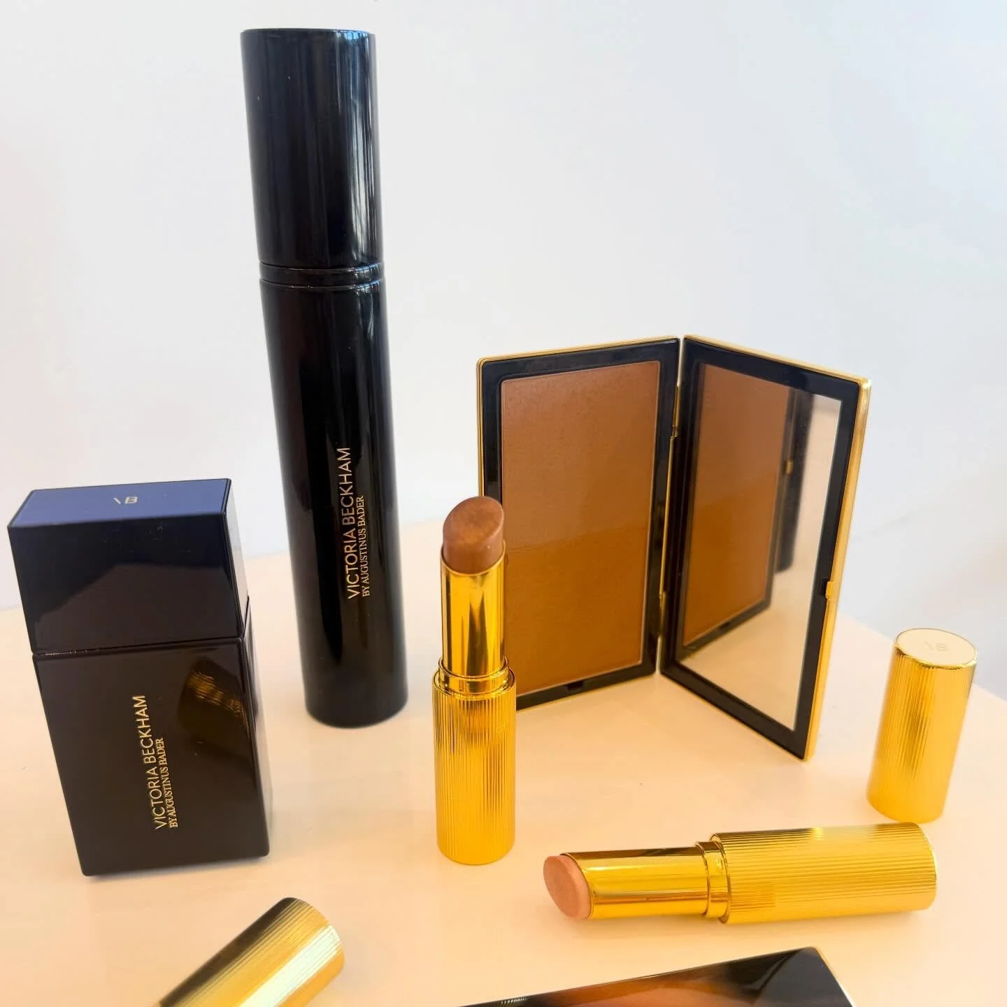 Keep your sun kissed glow thru the winter months with @victoriabeckhambeauty ☀️