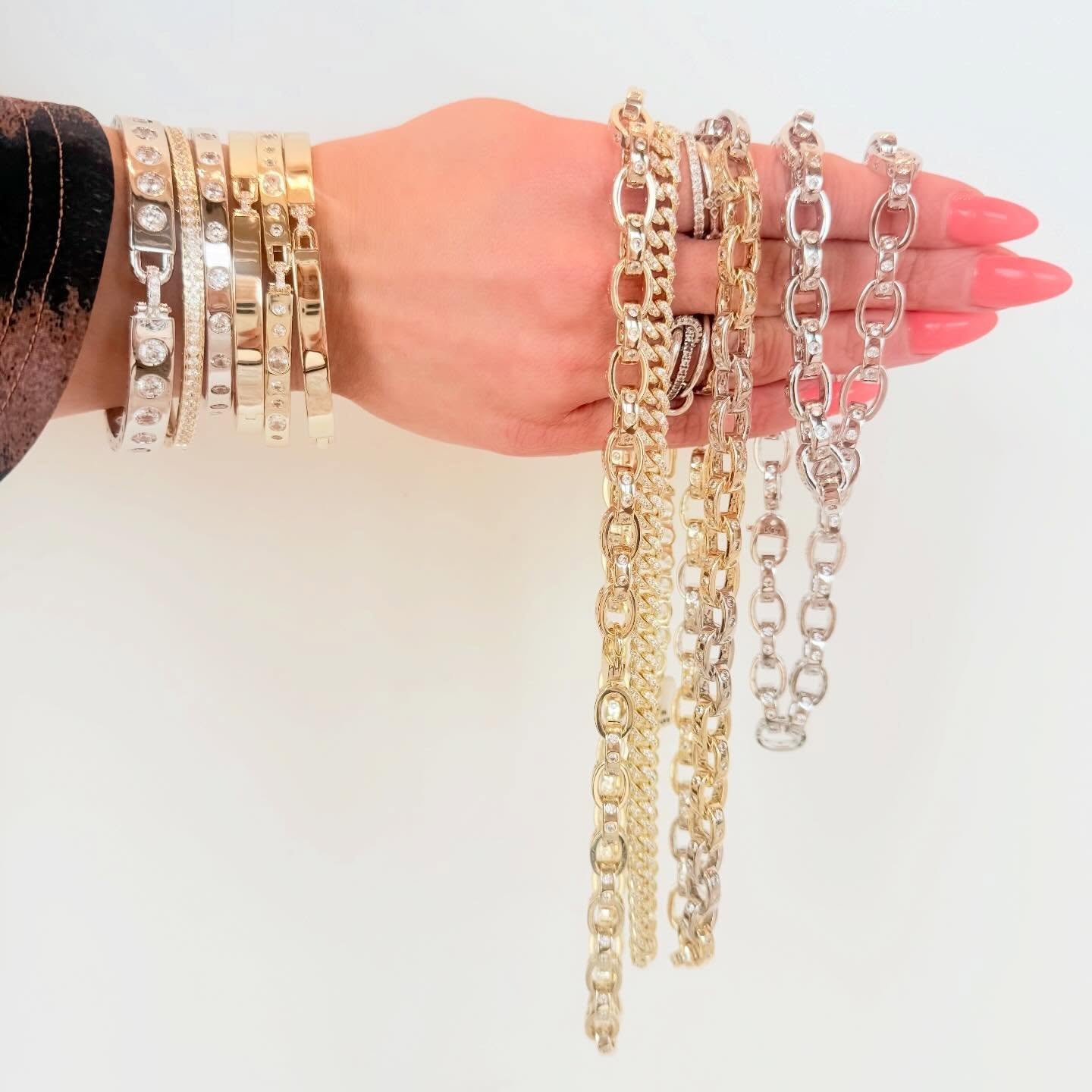Happy Friday! The Ashley collection from @melindamaria_jewelry is back in stock! #shopballiets