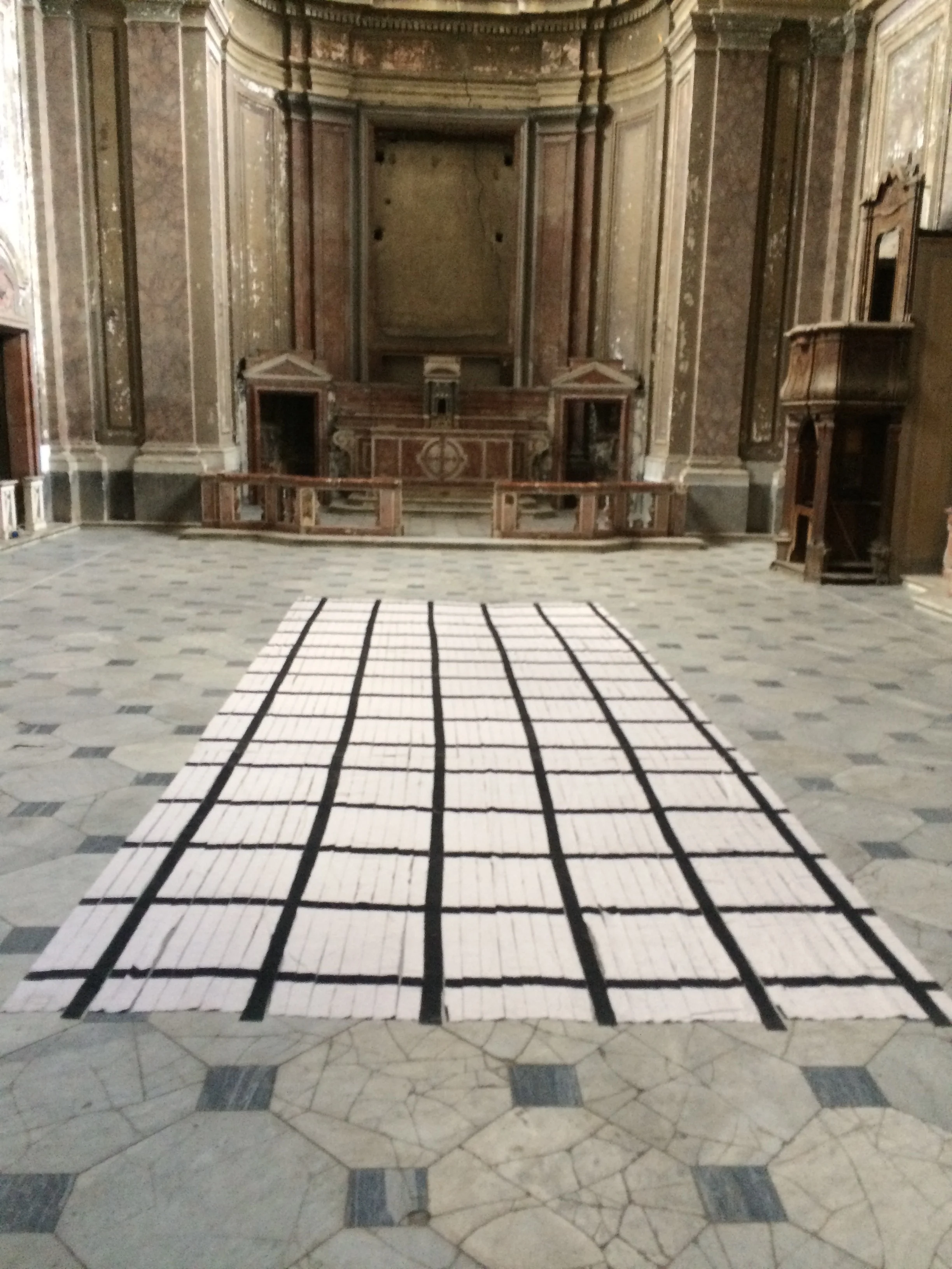 Eugenio Espinoza, Walking in progress, 2018, Le Scalze, Napoli, Italia In situ installation Dimensions variable