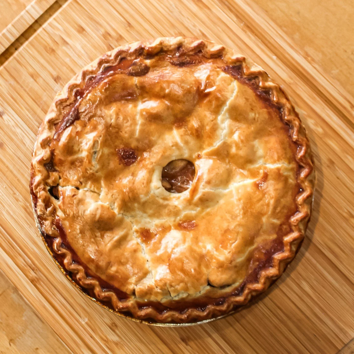 Who doesn't love apple pie? 🍎

Reserve yours for Thanksgiving now on our website.
