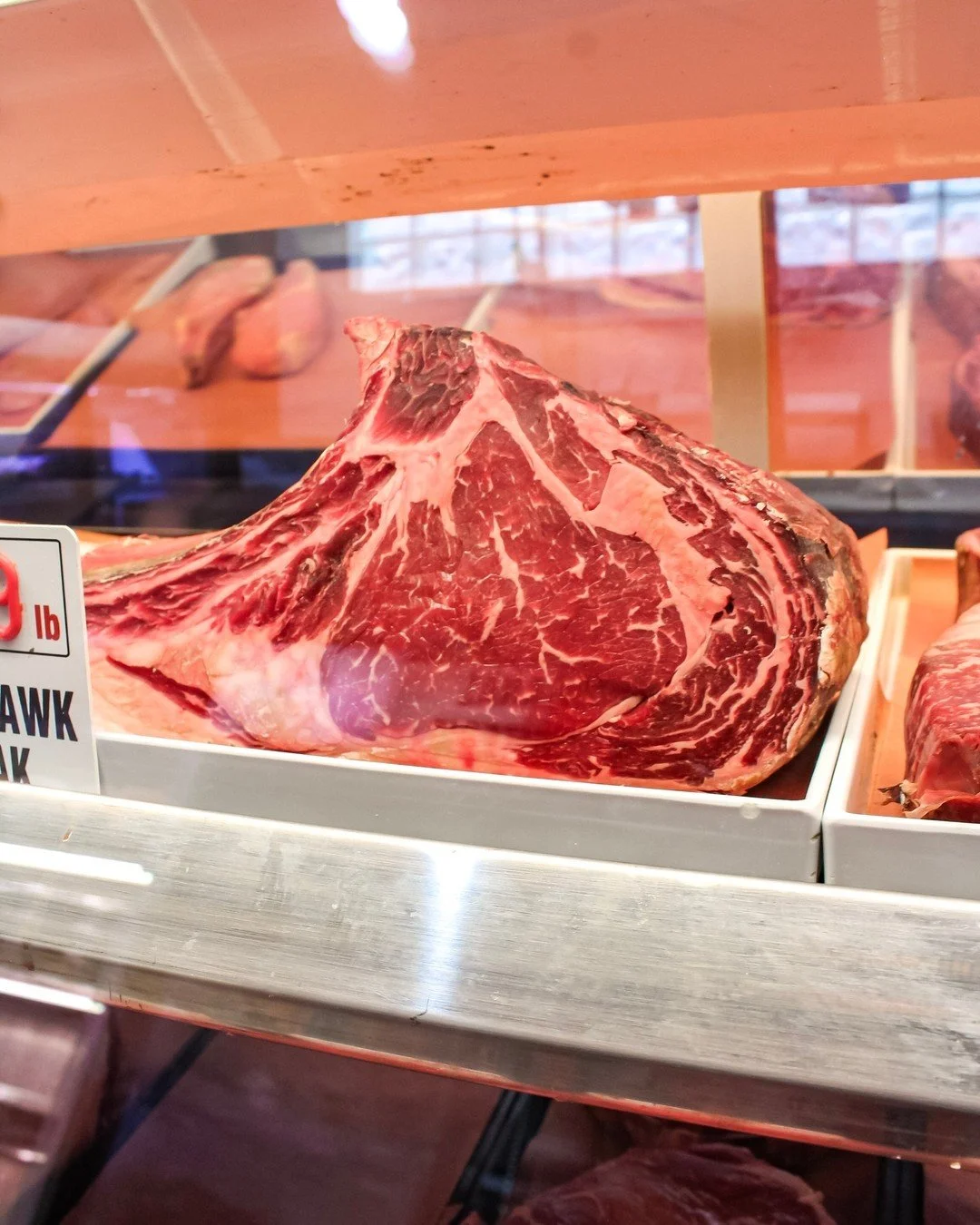 Tomahawks lookin' good in the case today. 

#tomahawksteak #localbutcher #dryagedbeef