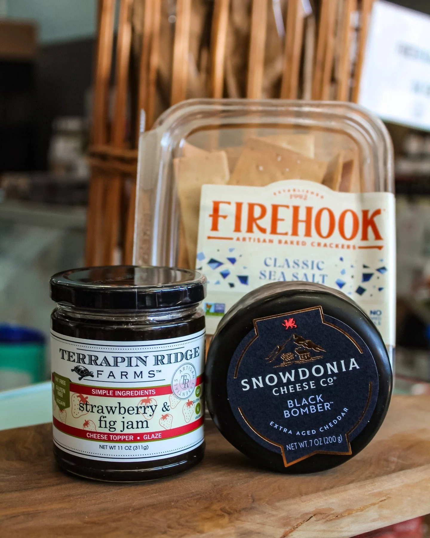 The perfect snack? Possibly. Black Bomber @snowdoniacheese a dollop of @terrapinridgefarms strawberry fig jam on a @firehook cracker. 

#whatwereeating #mocoeats #dmveats