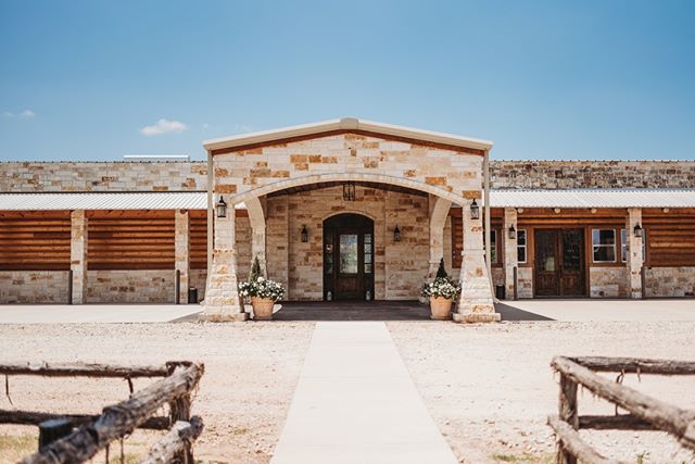 Welcome to Bright Star! Happy Monday friends! This lovely shot of our front entrance was photographed by the even lovelier @samanthakphoto -
-
-

#brightstarranch #brightstartx #texaswedding #texasweddingvenue #wedding #chapel #engagement