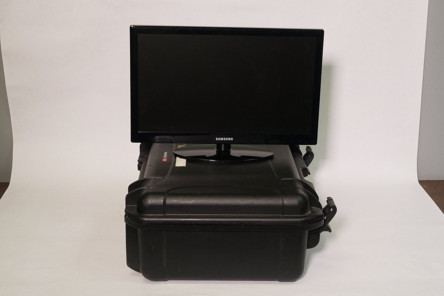 Samsung 19" monitor with hard case