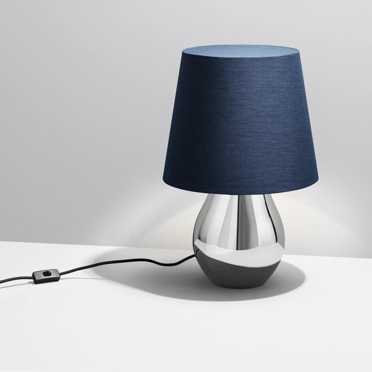 Georg-Jensen-Cafu-Tischleuchte-gross-Stahl-Raum.jpeg
