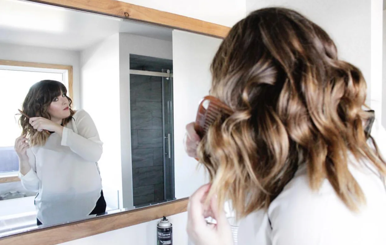 How I Curl My Hair (Medium Length Hair) 