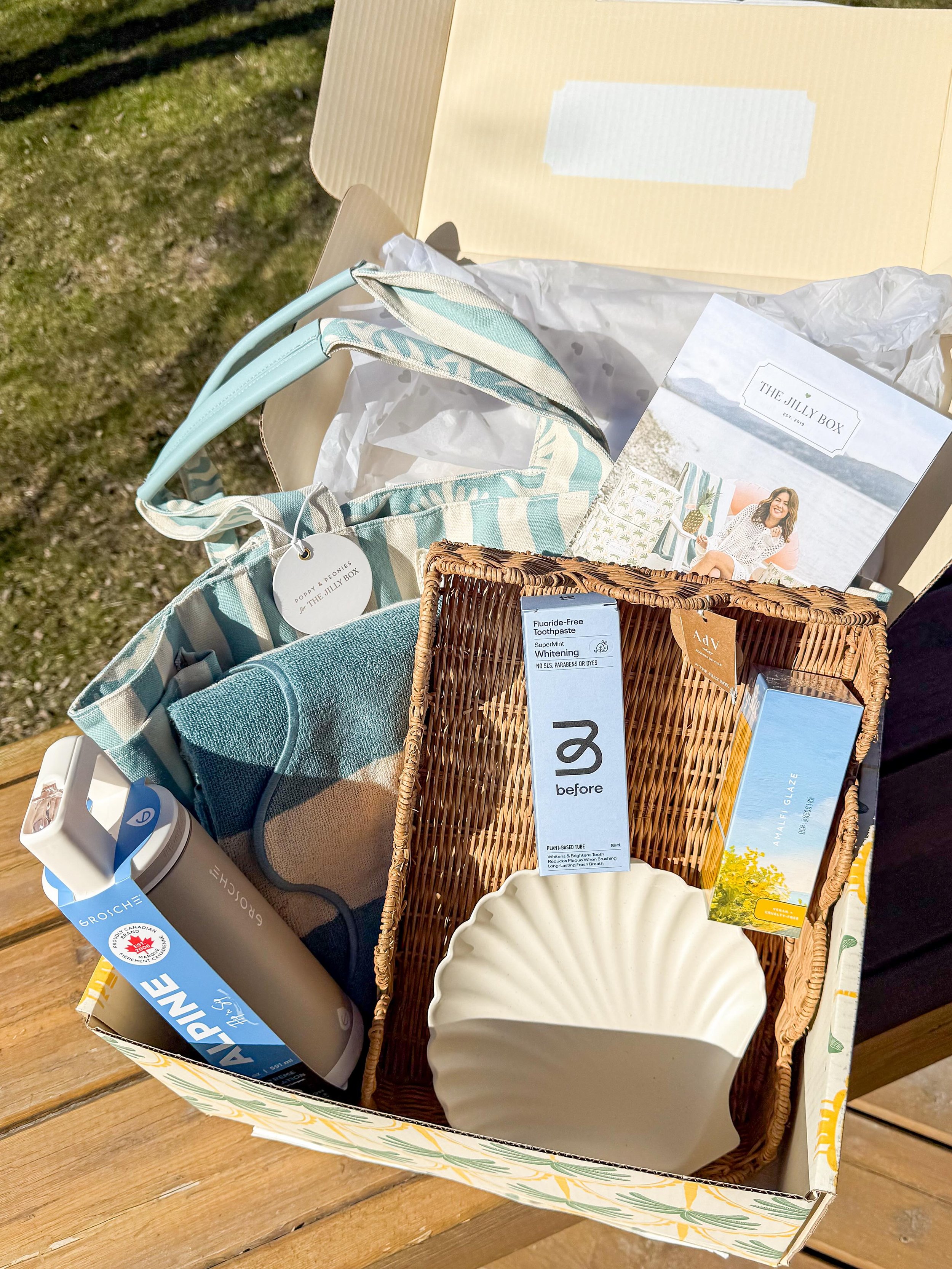 ☀️ Summer 2026 @thejillybox 🐚

Ready for those double digit days. Such a fun box, love the seashell plates! 😍

#winnipegblogger #lifestyleblogger #jillybox #summer #summervibes☀️