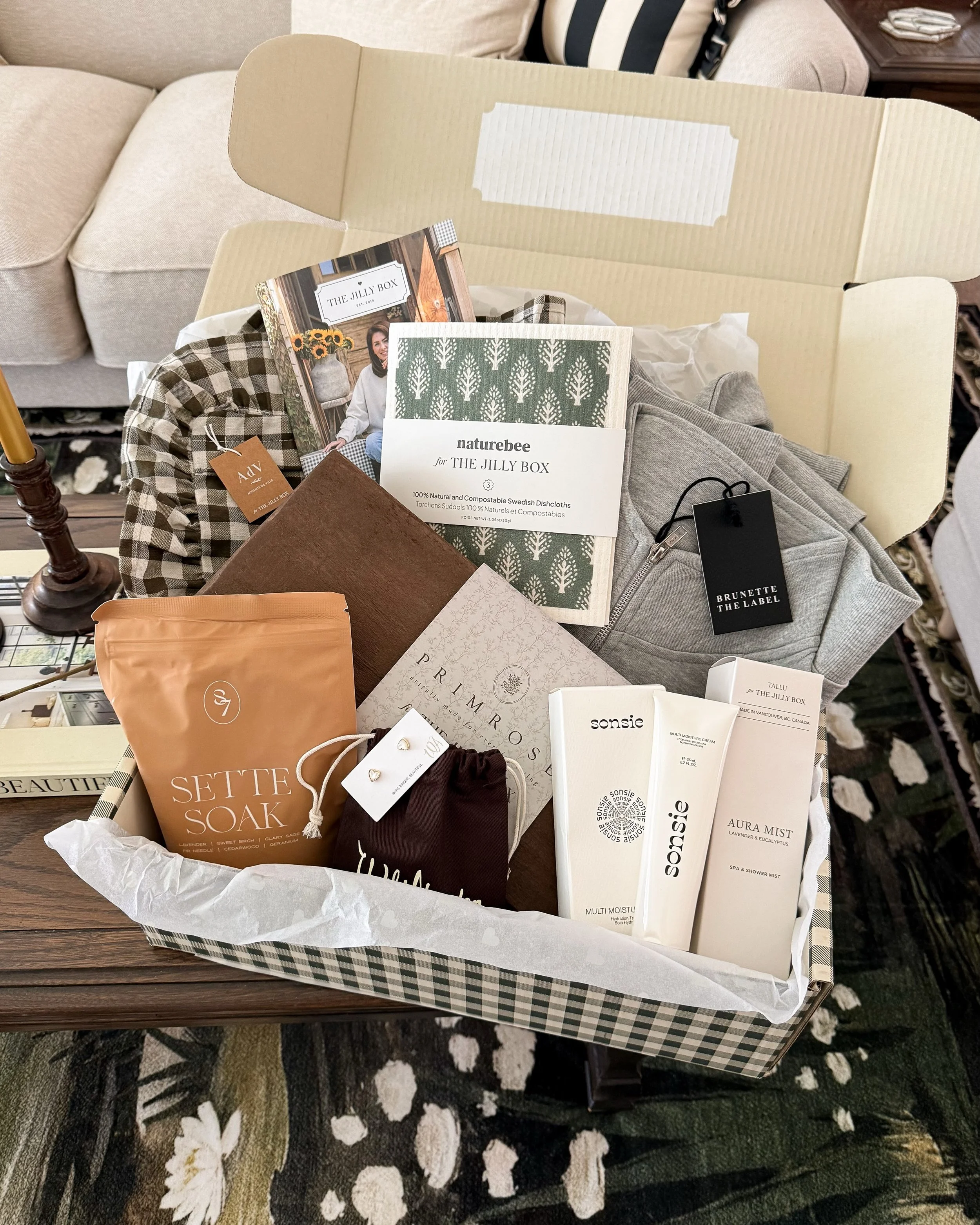 🍃 Fall 2026 @thejillybox 🛁

So many lovely goodies in this season&rsquo;s box. So excited to style that gingham cushion cover. 😍

#winnipegblogger #lifestyleblogger #thejillybox #fall2026 #autumnstyle