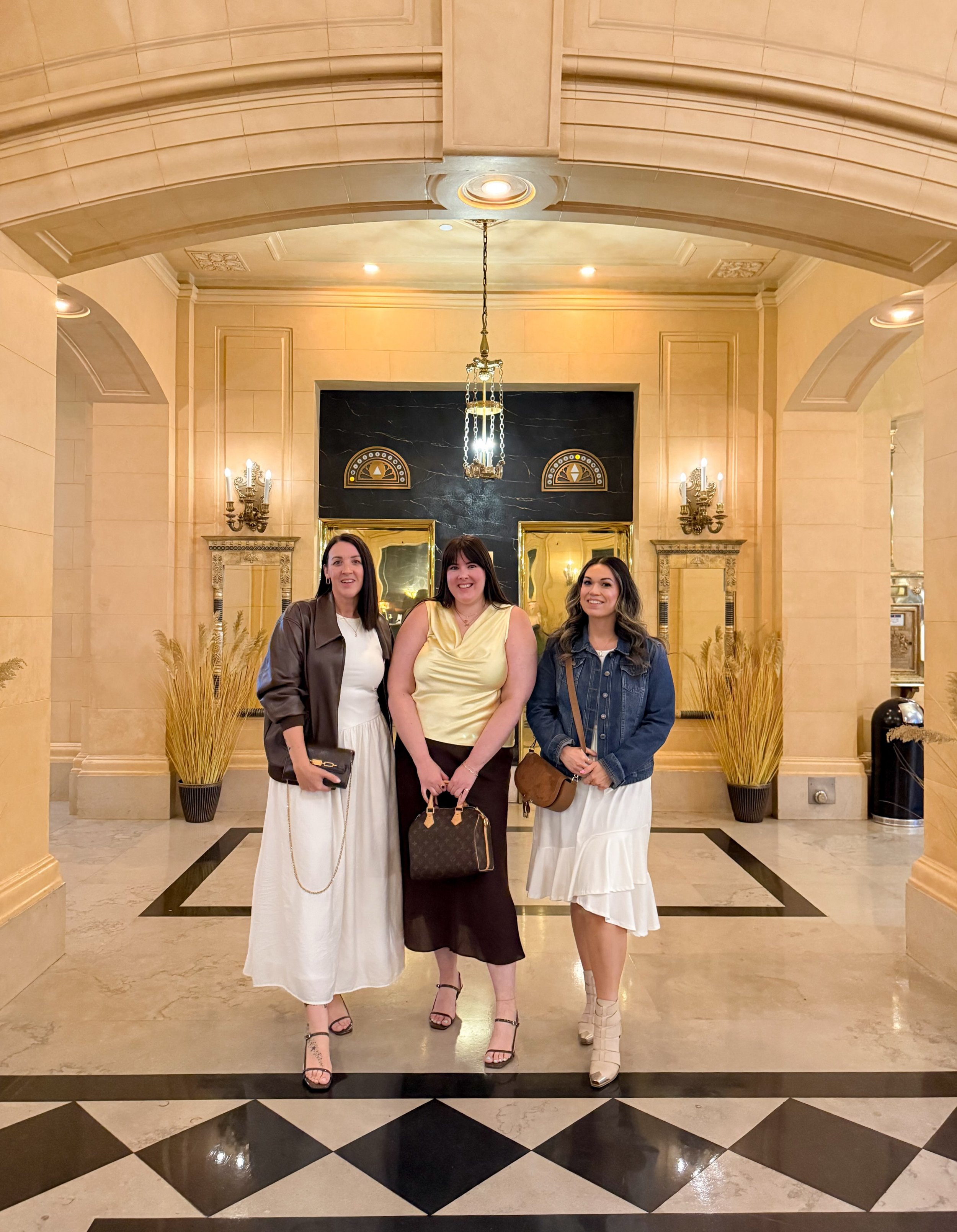🤎 Girls in the City 🤍

When two of you match dresses and then two of you are also wearing the same shoes. 😂

#winnipegblogger #lifestyleblogger #girlsnightout #fallstyle #classicstyle