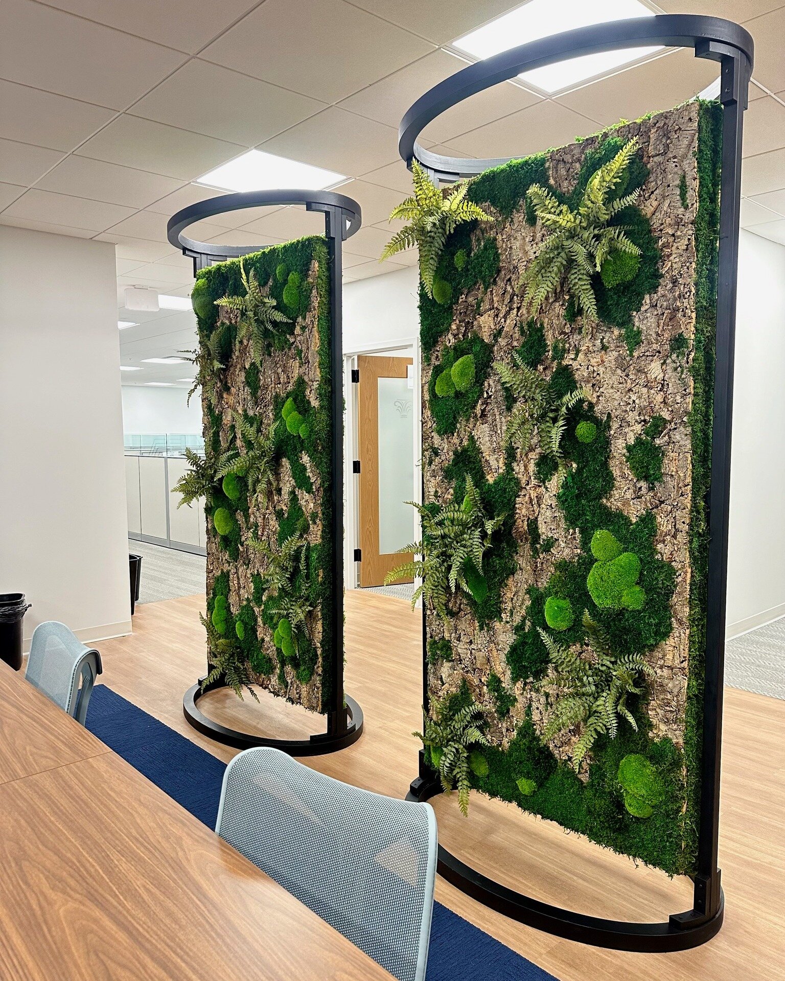 Sparking creativity and energy; these double sided floating nature partitions are the perfect way to break up any space while reconnecting with nature! 🌿

#naturedesign #barkandmoss #naturepartition #mossart #plantdesign #naturedecor #interiorplantw