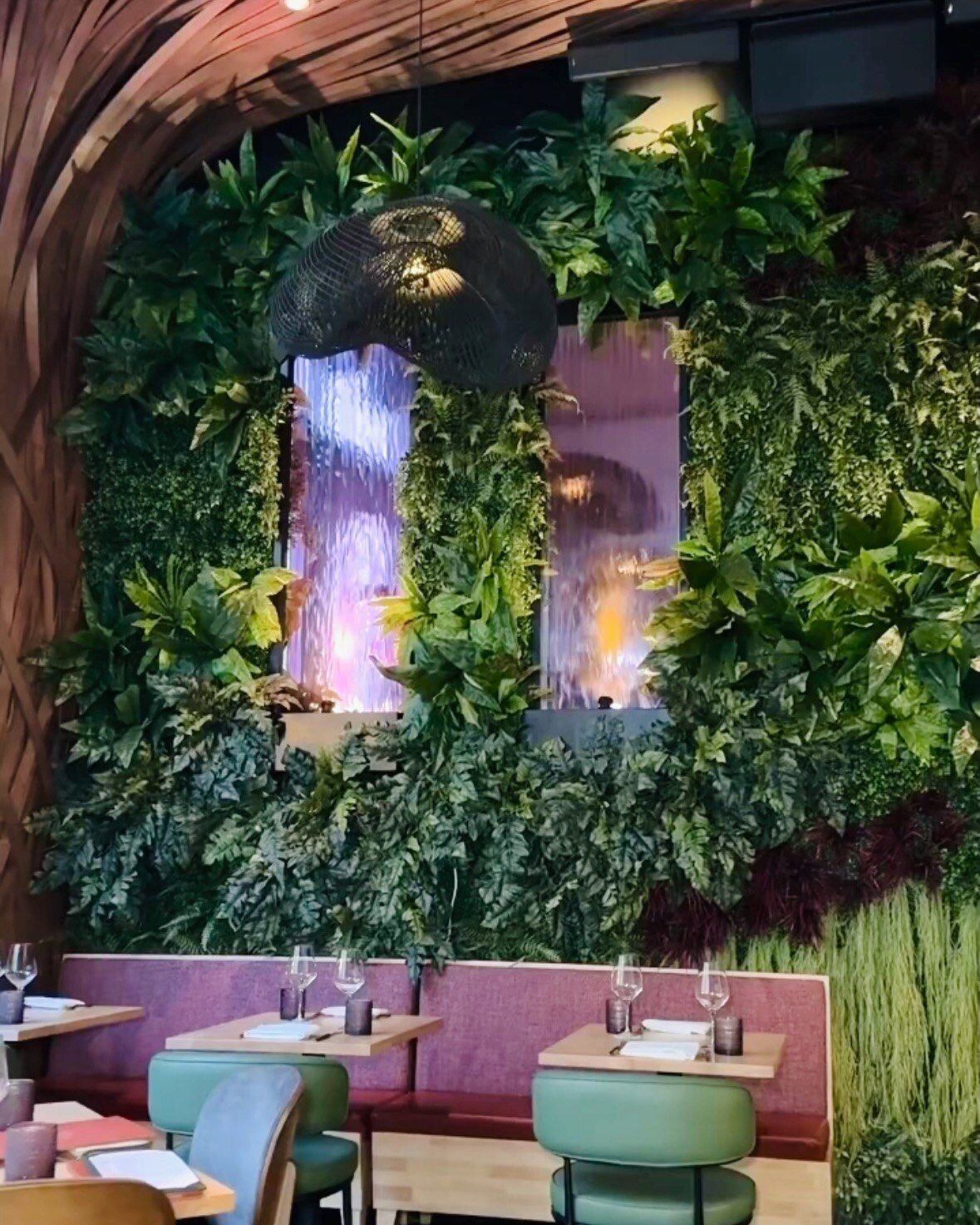 Plant wall, curved wood framing and waterfalls!! We love how this wall full of natural elements creates a special and unforgettable environment for the guests at @sevenreasonsdc

#biophilia #biophilicdesign #plantwall #greenwall #replicawall #fauxwal