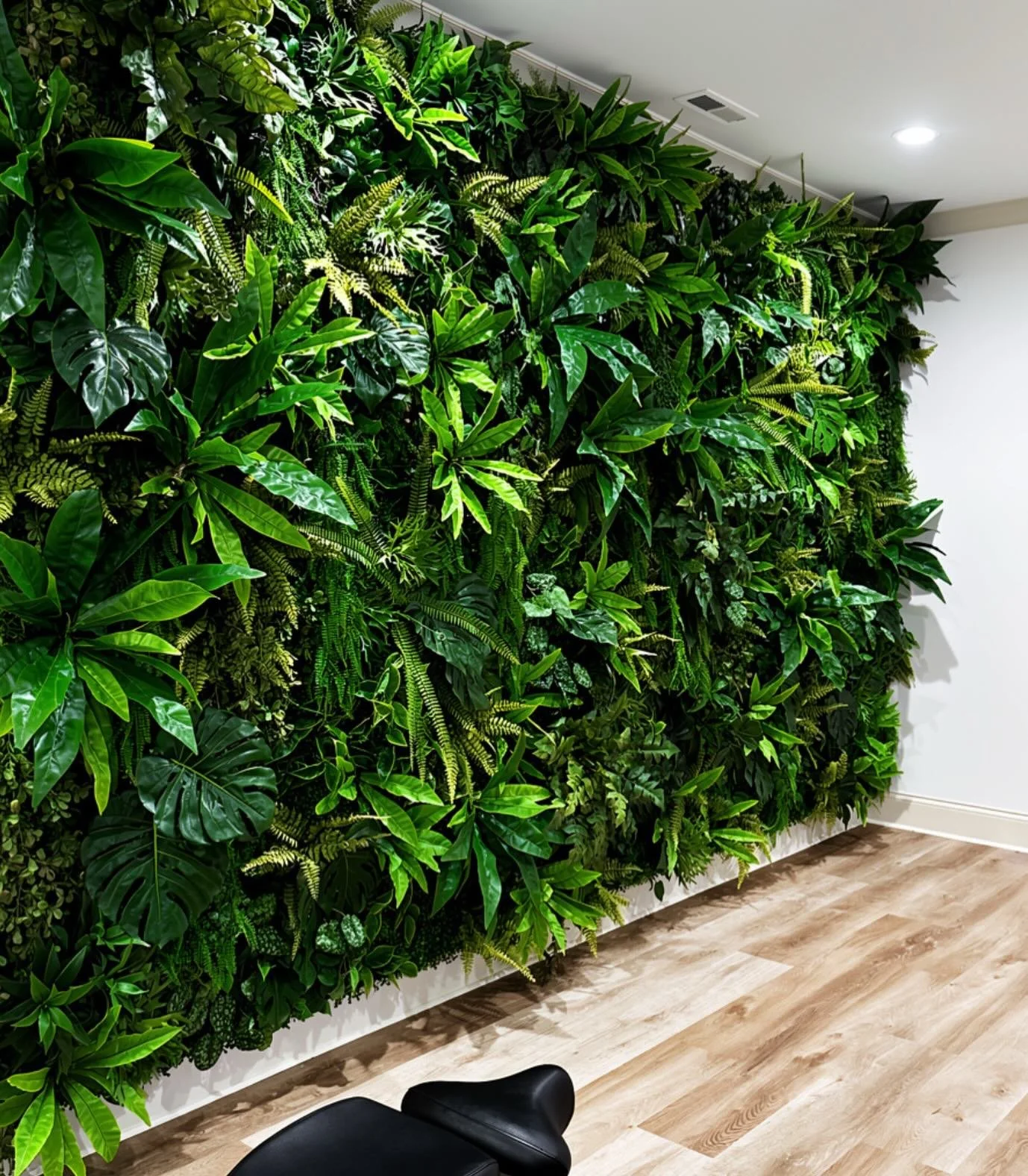 Floor to ceiling greenery = always a good idea! 🌿 
Layered texture, rich greenery and major statement-piece energy!

#plants
#GreenWall
#InteriorInspo
#InteriorDesign
#plantwall