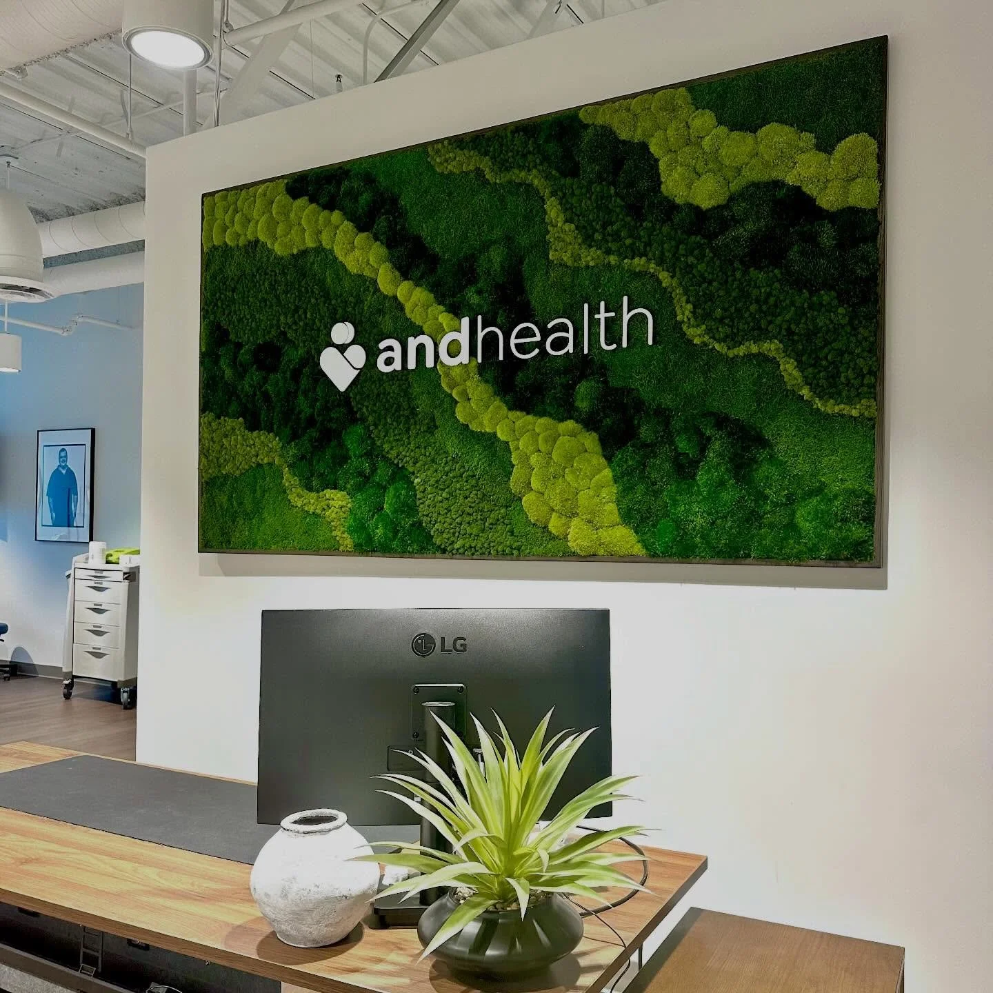 A variety of moss types creates a design that subtly flows through this reception area piece. Thanks for trusting us with this, @andhealthofficial!

#custommade #moss #interiordesign #greenwall