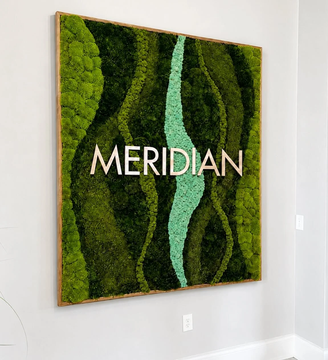 Vertical waves of color, texture and a burst of teal create fun movement throughout this branded moss wall. 🌿

#moss #interiordesign #wallart #officedesign