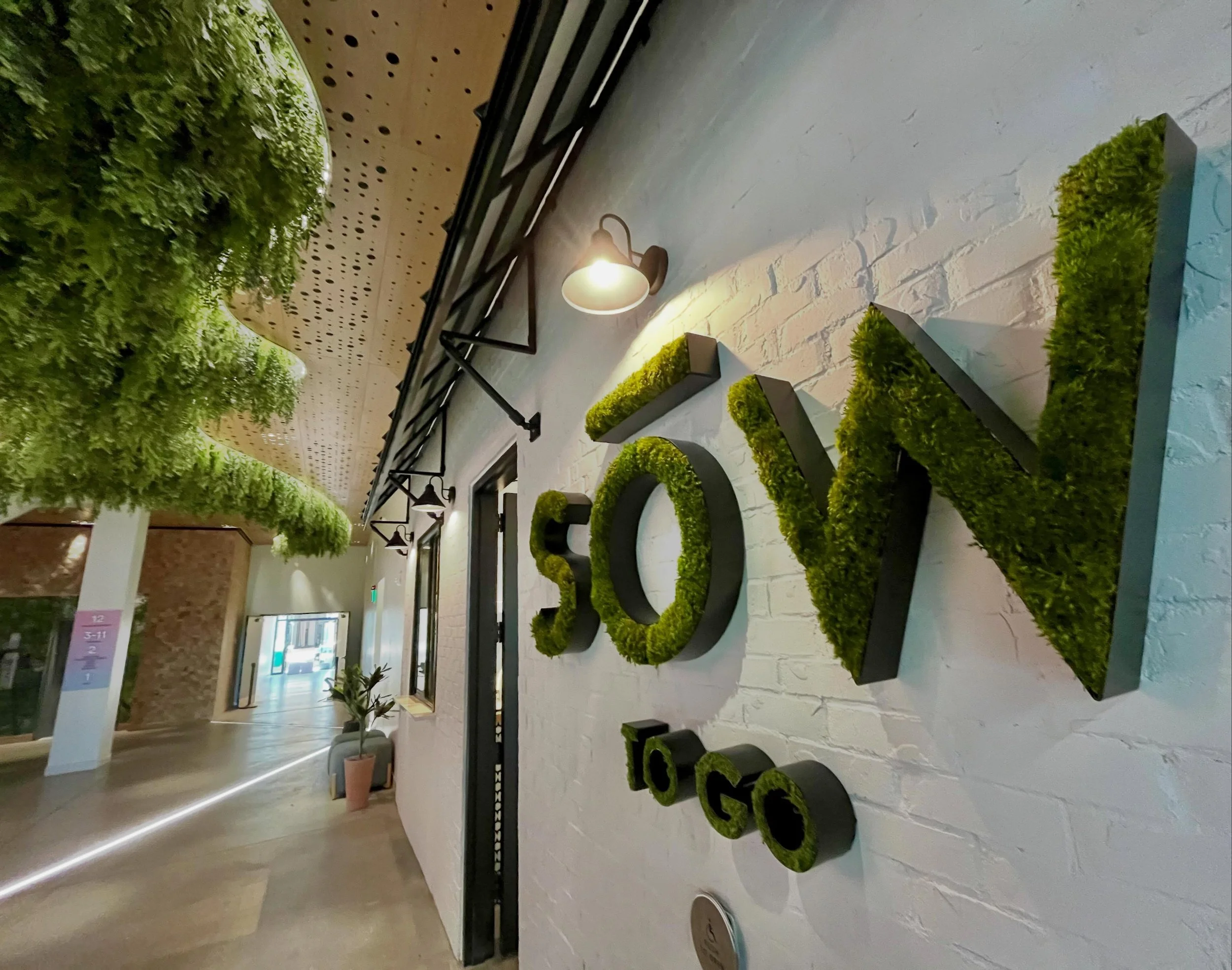 From custom moss lettering to an overhead canopy of cascading plants - green design from every angle! 
🌿

#custommade #hangingplants #moss #plantscape #commercialinterior