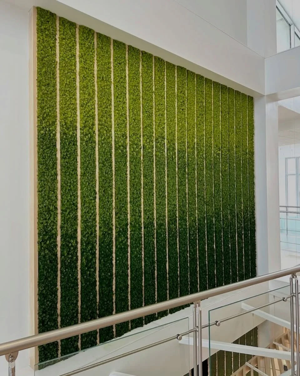 Good things come in shades of green. These custom moss slats create an awesome ombr&eacute; effect!

#commercialinteriordesign #mosswall #interiordecorating #interior4you #moss