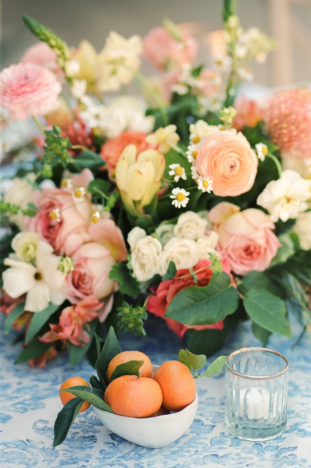 Pink and orange in any variation is my all time favorite color palette. 

Photography: @kellybrownweddings
Planning &amp; Design: @eventoftheseason
Venue: @sbhistoricalmuseum
Linens: @bbjlatavola
Floral: @bright_floral
.
.
.
.
.
.
.
#brightfloral #br