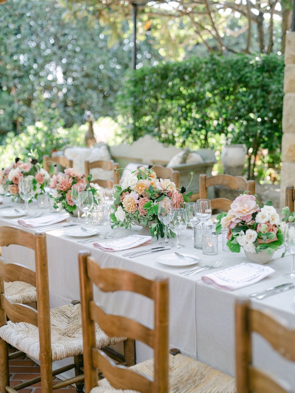 I could be a very happy florist working at this sweet and intimate venue every week. .
.
.
.
.
#brightfloral #brightfloraldesign #santabarbarawedding #bridalinspiration #weddingflowers #floralinspo #weddinginspo  #fallflowers #santabarbaraflorist #sa