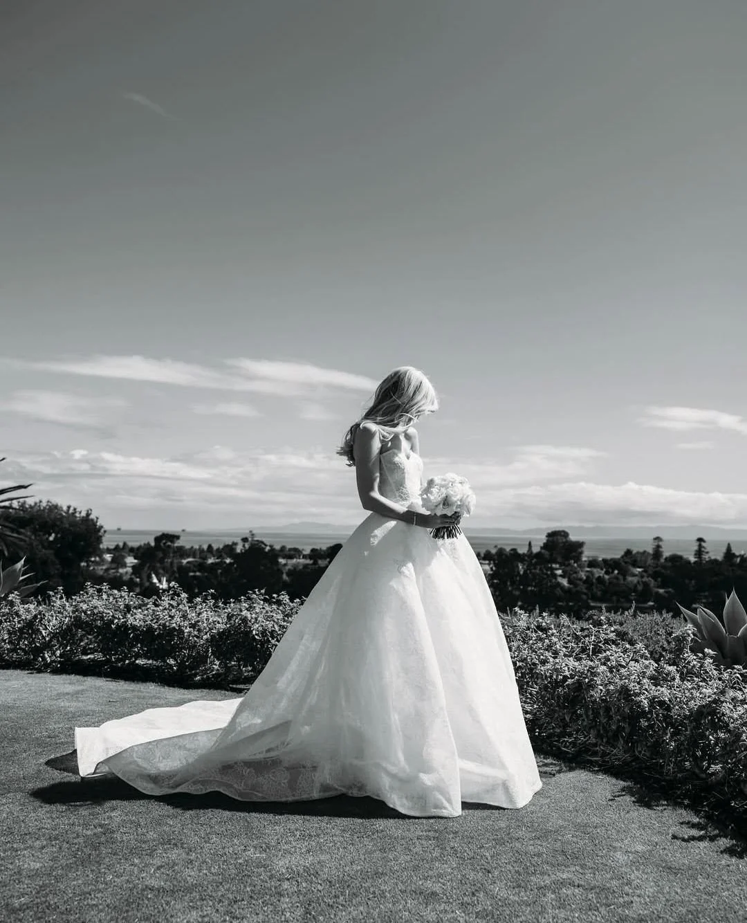 Black and white, ocean views, and effortless sophistication. Jennifer and Ben&rsquo;s Montecito Club wedding was the definition of timeless. 🖤 ⁠
⁠
Planning and Design: @blissproductions⁠
Venue: @montecitoclub⁠
Floral Design: @bright_floral⁠
Photogra