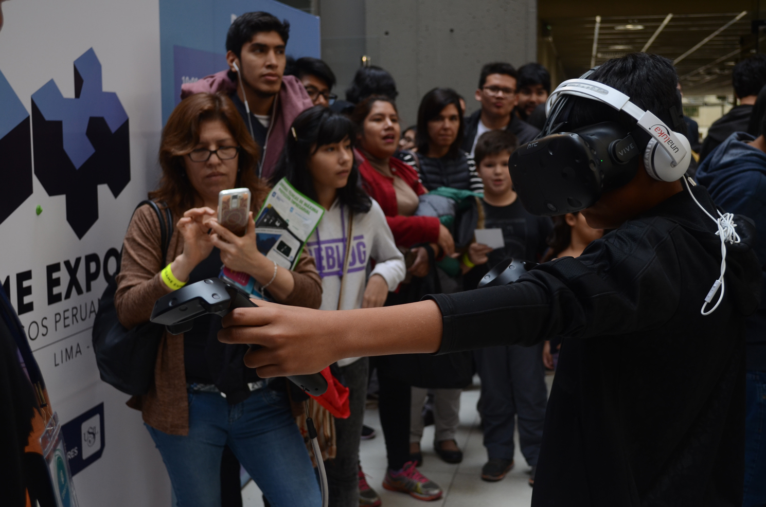 People waiting for their turn to play the demo of Stage 3: Azaria