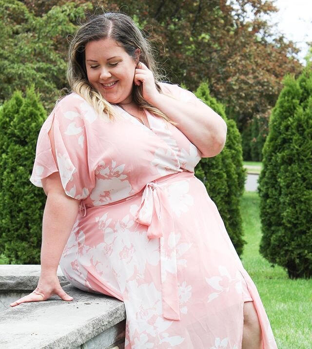 This dress is on major sale today. Link in the bio! @lanebryant .
.
.
.
.
#lanebryant #love #tbt #happiness  #ootd #psootd #plussize #psblogger #plussizestyle #plussizefashion #plusisequal #plussizefashionblogger #psblogger #effyourbodystandards #eff