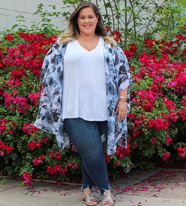 It&rsquo;s so nice to wear pants with a waistband!  I&rsquo;m not going to lie my #quarantine look is pretty much sweats and a tank. I partnered with @swakdesigns to bring you some cool summer looks. When I was browsing their site and saw this kimono