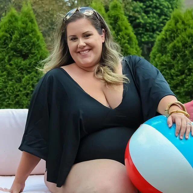 Another cute bathing suit from @raisinscurve  This suit is super comfortable and looks really luxe. While I&rsquo;m a mom and mostly look for function over fashion in my suits, sometimes it&rsquo;s nice to put something on thats cute and takes me bac