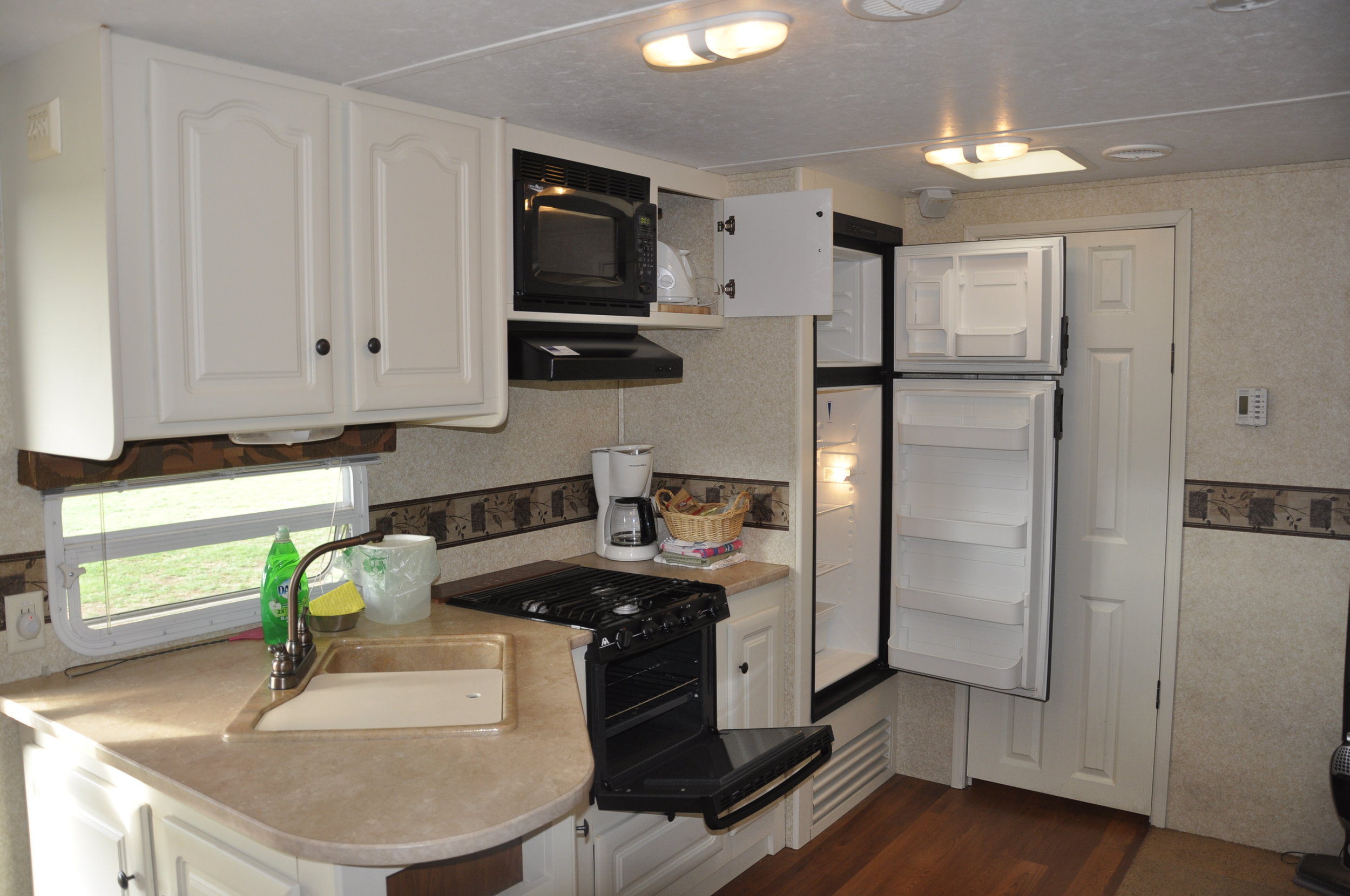 RV12-oven kitchen& fridge.JPG