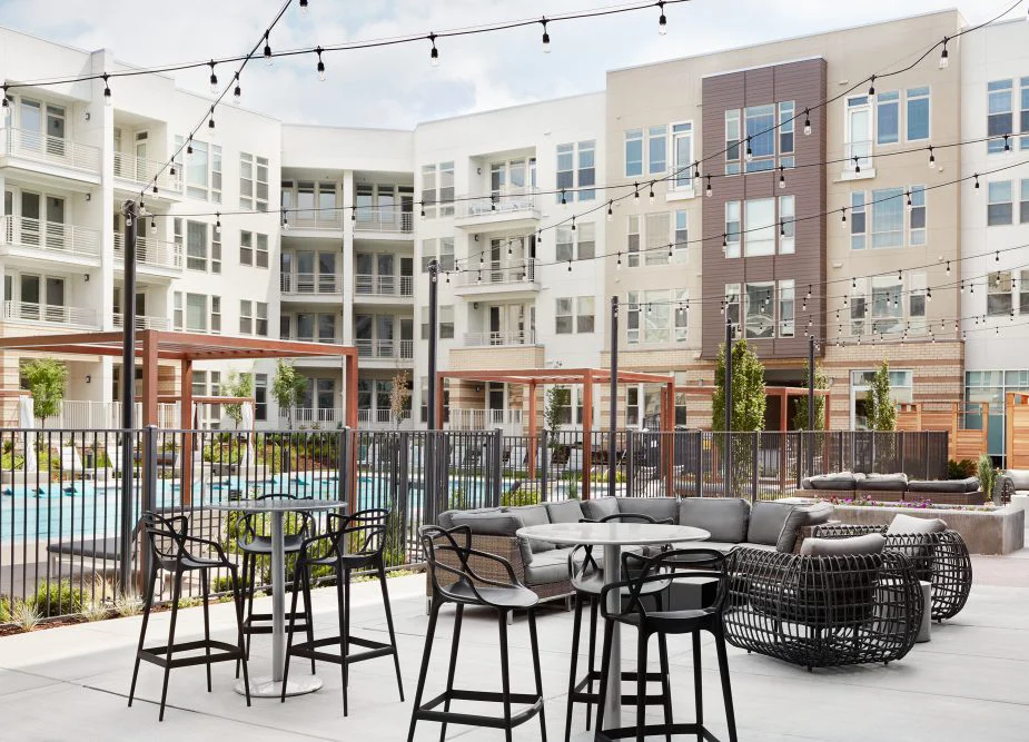 MIN_Amenities_Courtyard_Lounge-Area_11263-925x667.jpg