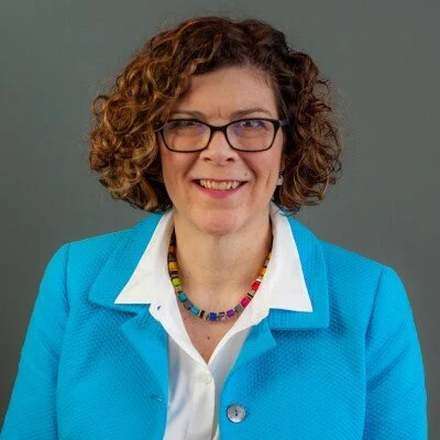 Leslie Dinauer